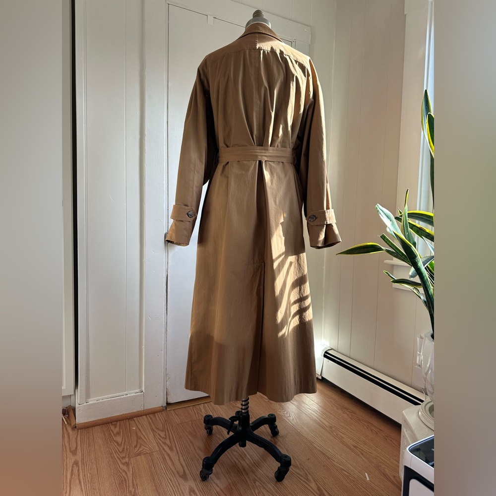 UNIQUE Tan Burberry Trench Coat with Gold Buckle Belt - Picture 3 of 15